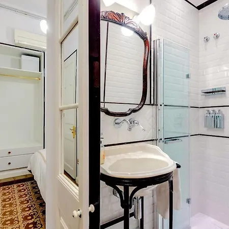 Large Patio 4 Bedrooms 4 Bathrooms Of Which 3 En-suite Barcelona